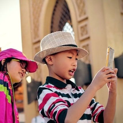 children with smartphone
